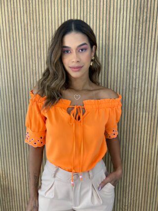 fernandaramosstore com br blusa manga curta feminina laranja ombro a ombro com detalhes rosa 1