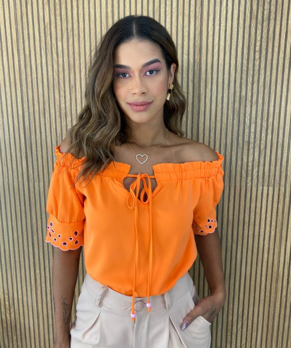 fernandaramosstore com br blusa manga curta feminina laranja ombro a ombro com detalhes rosa 1