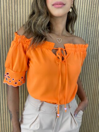 fernandaramosstore com br blusa manga curta feminina laranja ombro a ombro com detalhes rosa 2