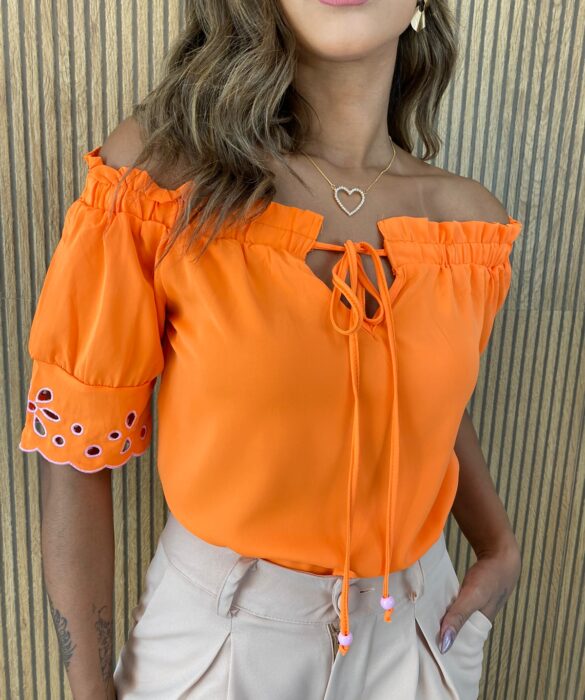 fernandaramosstore com br blusa manga curta feminina laranja ombro a ombro com detalhes rosa 2