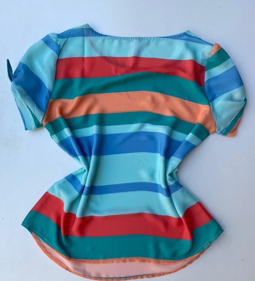 Blusa Manga Curta Listrada com Amarração Gola Redonda - Fernanda Ramos Store
