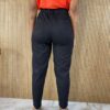 fernandaramosstore com br calca feminina sarja com bolsos amarracao e elastano preta 4