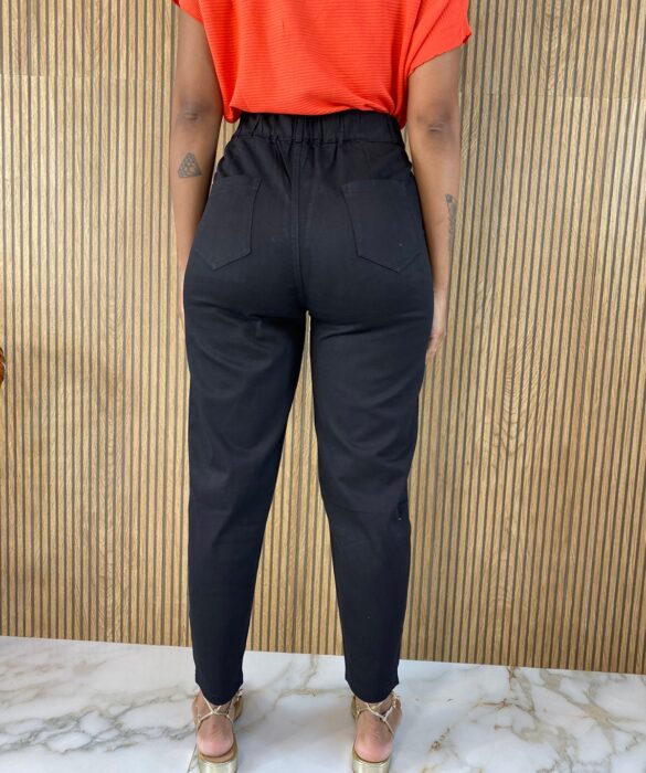 fernandaramosstore com br calca feminina sarja com bolsos amarracao e elastano preta 4