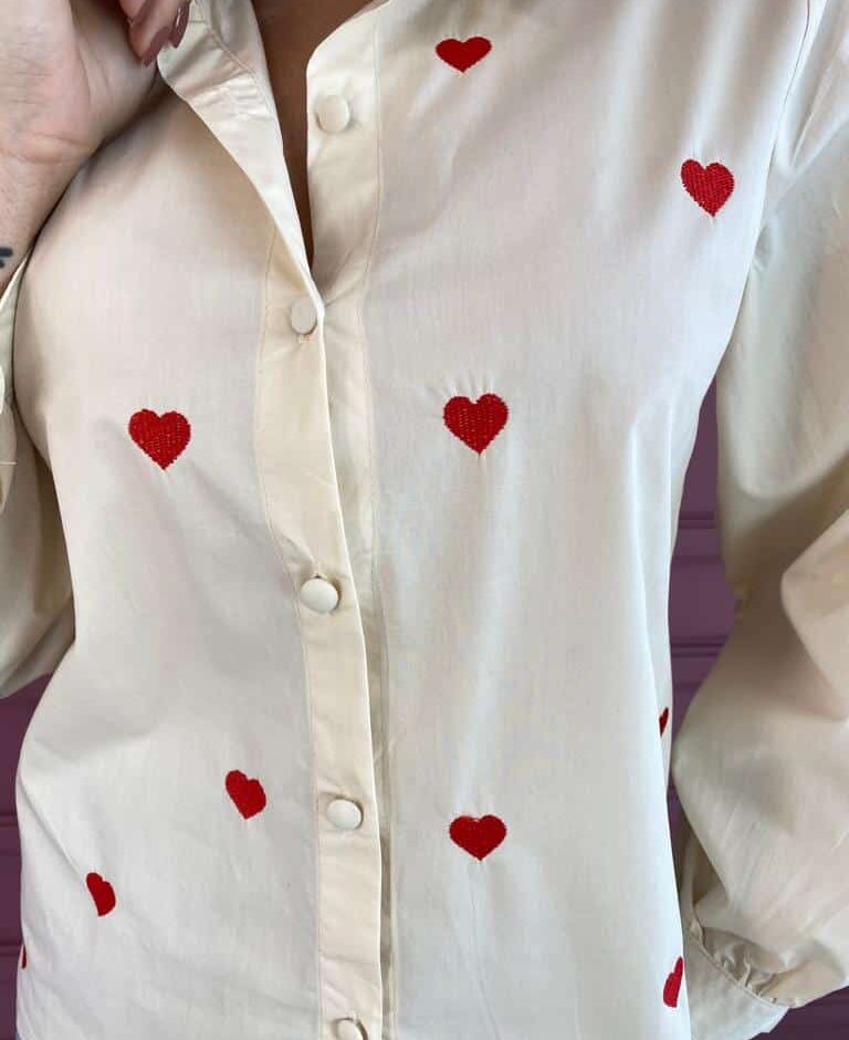 Camisa Feminina Coração Vermelho Social Bege - Fernanda Ramos Store