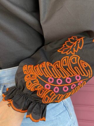 Blusa feminina preta com bordado na manga laranja Fernanda ramos store