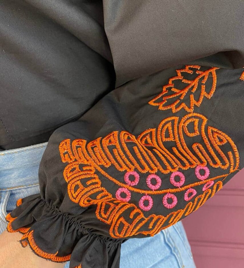 Blusa feminina preta com bordado na manga laranja Fernanda ramos store