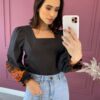 Blusa feminina preta com bordado na manga laranja Fernanda ramos store