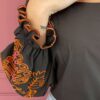 Blusa feminina preta com bordado na manga laranja Fernanda ramos storecom br camisa feminina preta com bordado na manga laranja 2