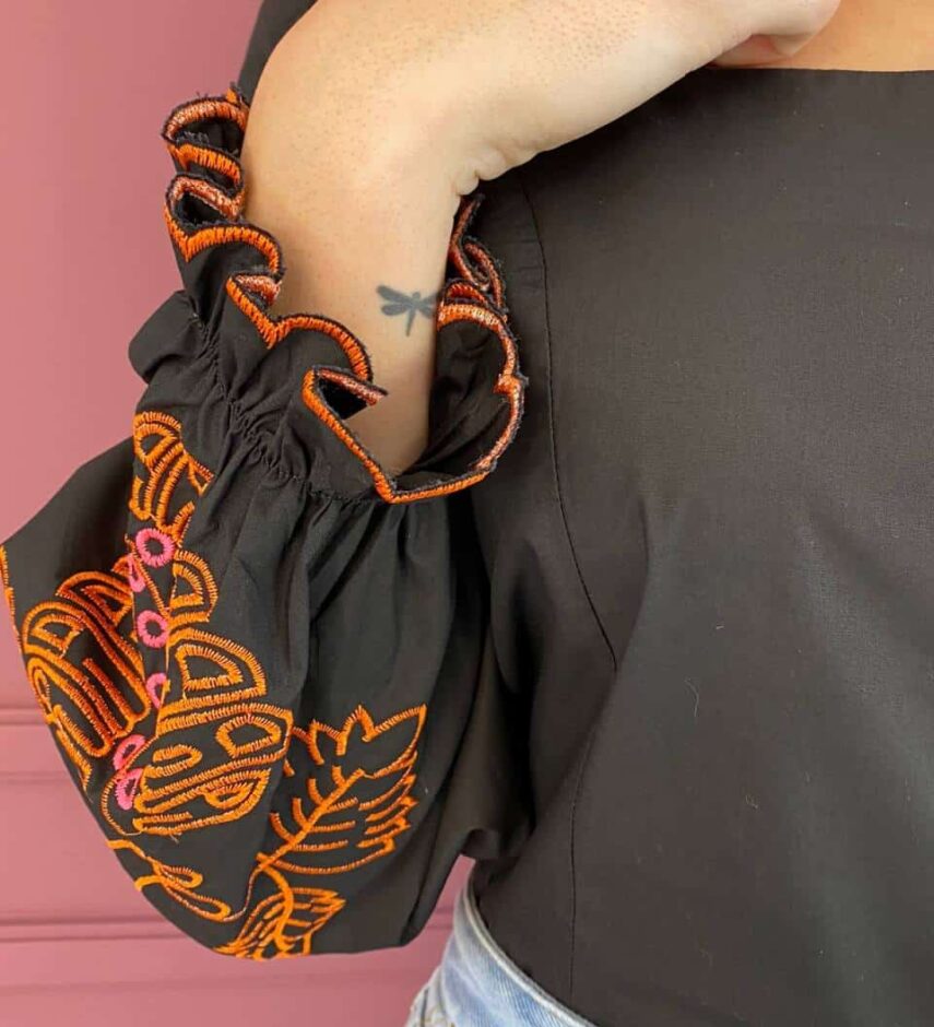 Blusa feminina preta com bordado na manga laranja Fernanda ramos storecom br camisa feminina preta com bordado na manga laranja 2