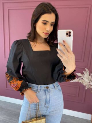 Blusa feminina preta com bordado na manga laranja Fernanda ramos store