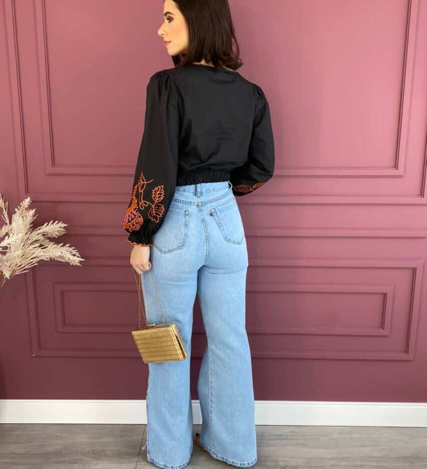 Blusa feminina preta com bordado na manga laranja Fernanda ramos store