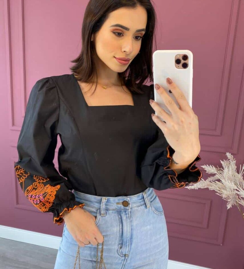 Blusa feminina preta com bordado na manga laranja Fernanda ramos store