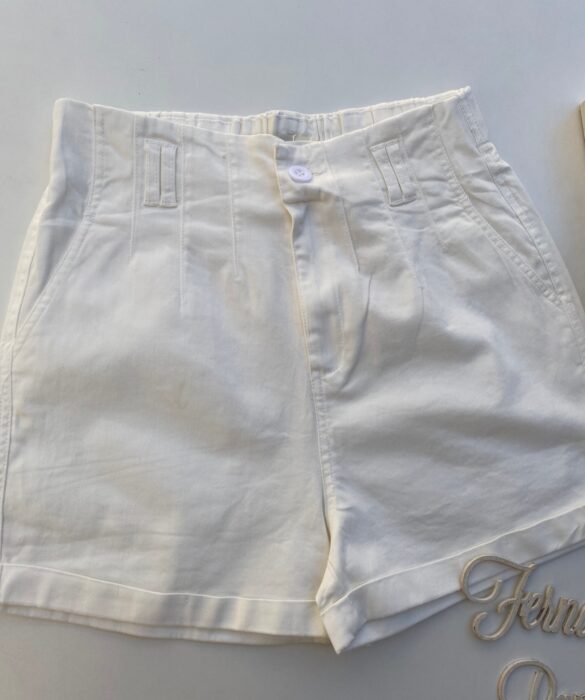 fernandaramosstore com br short feminino com detalhe em pregas e bolsos frontal branco 1