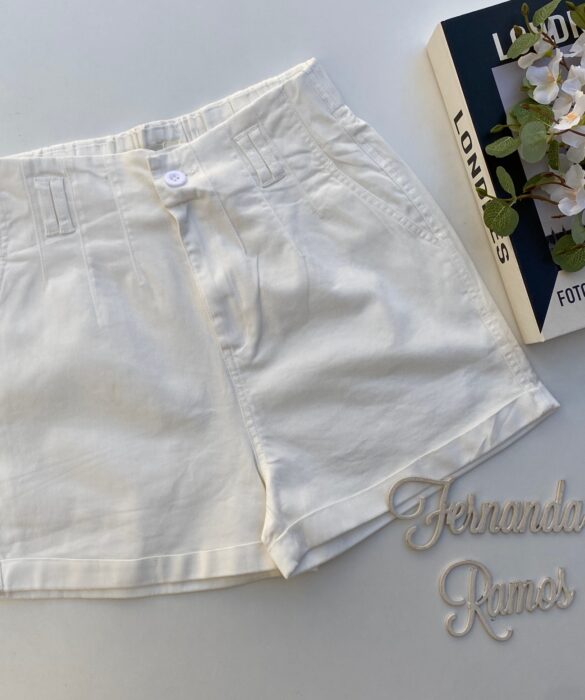 short feminino com detalhe em pregas e bolsos frontal branco fernanda ramos store