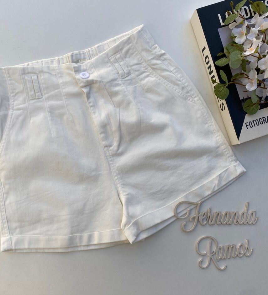 short feminino com detalhe em pregas e bolsos frontal branco fernanda ramos store