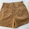 fernandaramosstore com br short feminino sarja com detalhe em pregas caqui escuro 1