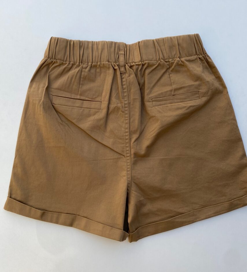 fernandaramosstore com br short feminino sarja com detalhe em pregas caqui escuro 2