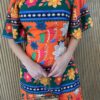 fernandaramosstore com br vestido curto com bojo amarracao atras estampa tropical fundo laranja 1