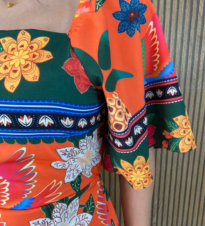 fernandaramosstore com br vestido curto com bojo amarracao atras estampa tropical fundo laranja 2