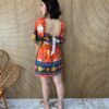 fernandaramosstore com br vestido curto com bojo amarracao atras estampa tropical fundo laranja 3