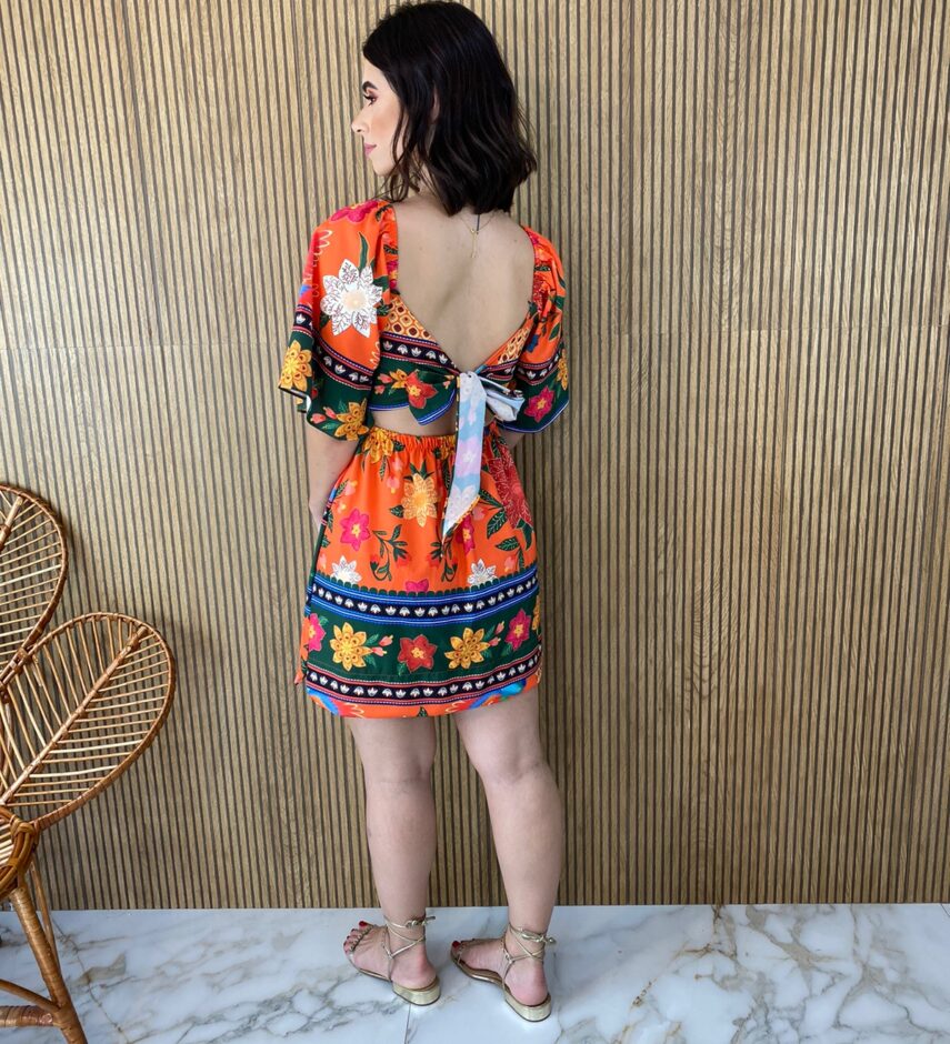fernandaramosstore com br vestido curto com bojo amarracao atras estampa tropical fundo laranja 3