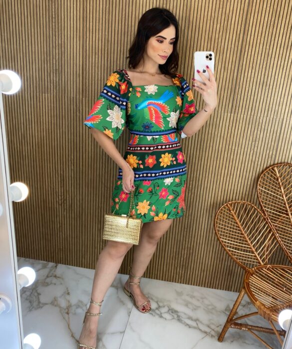 fernandaramosstore com br vestido curto com bojo amarracao atras estampa tropical fundo verde 1