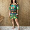 fernandaramosstore com br vestido curto com bojo amarracao atras estampa tropical fundo verde 3