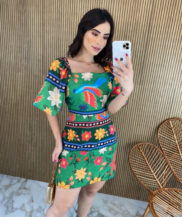 fernandaramosstore com br vestido curto com bojo amarracao atras estampa tropical fundo verde