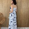 fernandaramosstore com br vestido longo com amarracao branco estampa azul marinho 5