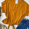fernandaramosstore com br blusa manga curta com botoes e amarracao mostarda 1
