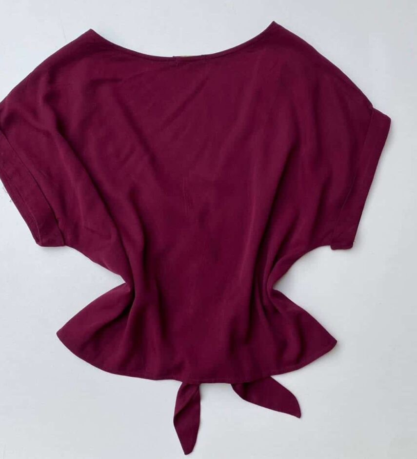 fernandaramosstore com br blusa manga curta com botoes e amarracao vinho 1