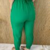 fernandaramosstore com br calca feminina botao encapado com bolsos verde 2