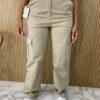 fernandaramosstore com br calca feminina com bolsos cargo caqui 1