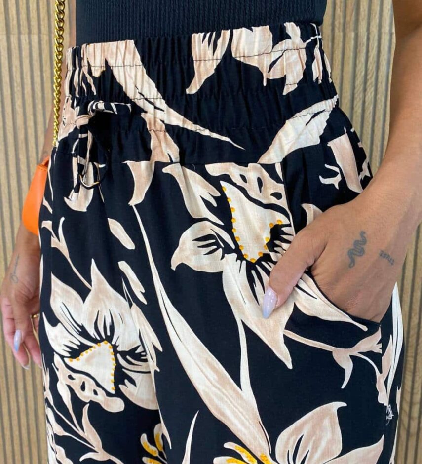 fernandaramosstore com br calca feminina pantalona flor estampada fundo preto 3