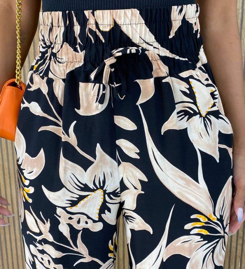 fernandaramosstore com br calca feminina pantalona flor estampada fundo preto 4