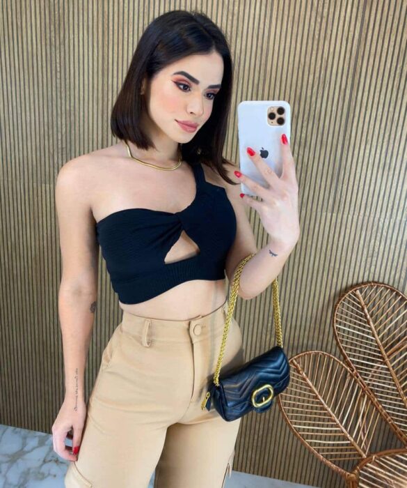 Cropped Feminino Canelado com Bojo e Abertura Nula Manga Preto Fernanda Ramos Store