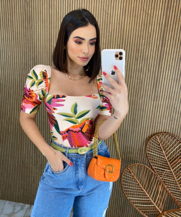 Cropped Feminino com Bojo Estampado Fundo Bege Fernanda Ramos Store