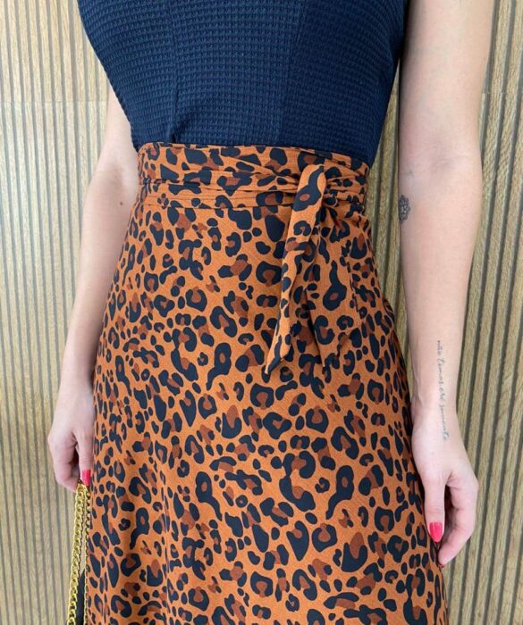 fernandaramosstore com br saia midi transpassada com amarracao animal print escuro 2