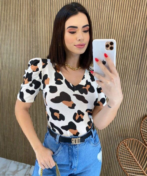 T-shirt Manga Bufante Animal Print Fundo Off White Fernanda Ramos Store