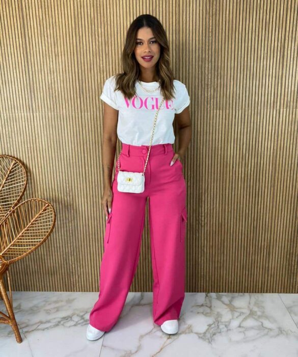 T-shirt Manga Curta Off White com Escrita Pink fernanda ramos store