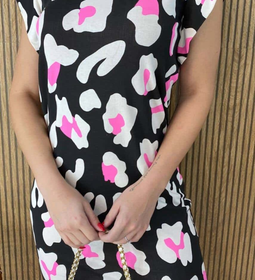fernandaramosstore com br vestido curto feminino fundo preto estampa animal print pink 1