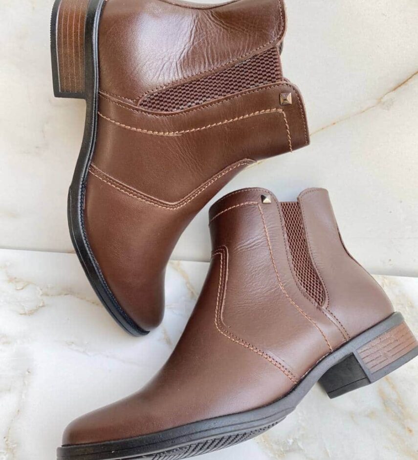 Bota Feminina de Couro com Detalhe Marrom Fernanda Ramos Store