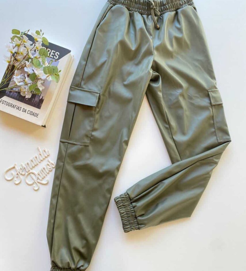 Calça Jogger Feminina Couro Eco Verde Militar - Fernanda Ramos Store