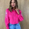 fernandaramosstore com br camisa cropped feminino manga longa bordada pink 4