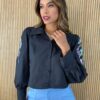 fernandaramosstore com br camisa cropped feminino manga longa bordada preta 2