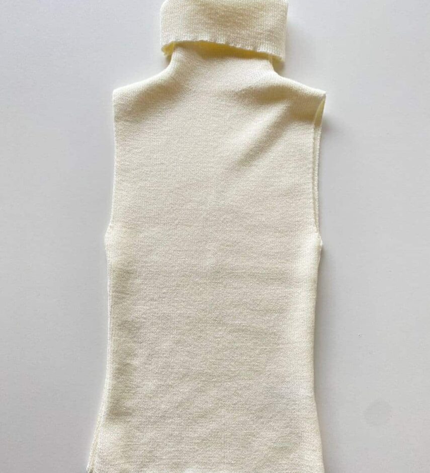 Regata Feminina Tricot com Gola Alta Off White - Fernanda Ramos Store