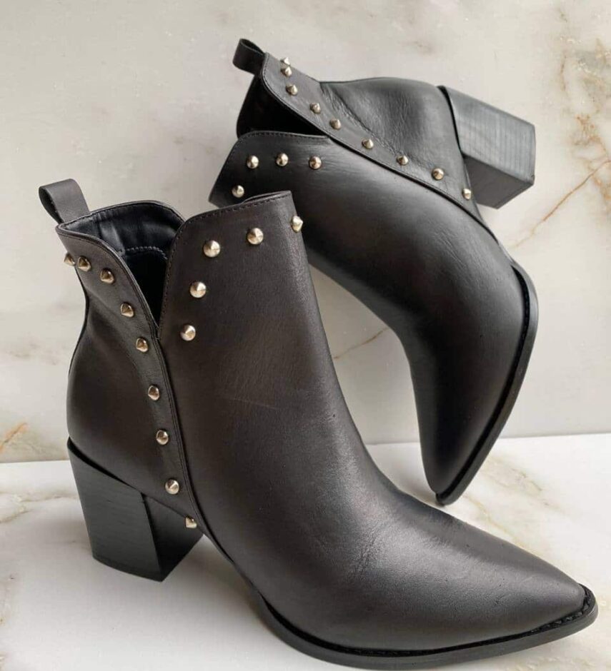 Bota Feminina Couro Cano Curto com Aplicações Preta - Fernanda Ramos Store