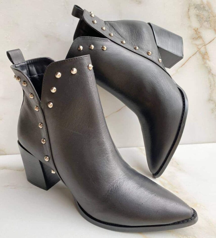 Bota Feminina Couro Cano Curto com Aplicações Preta - Fernanda Ramos Store