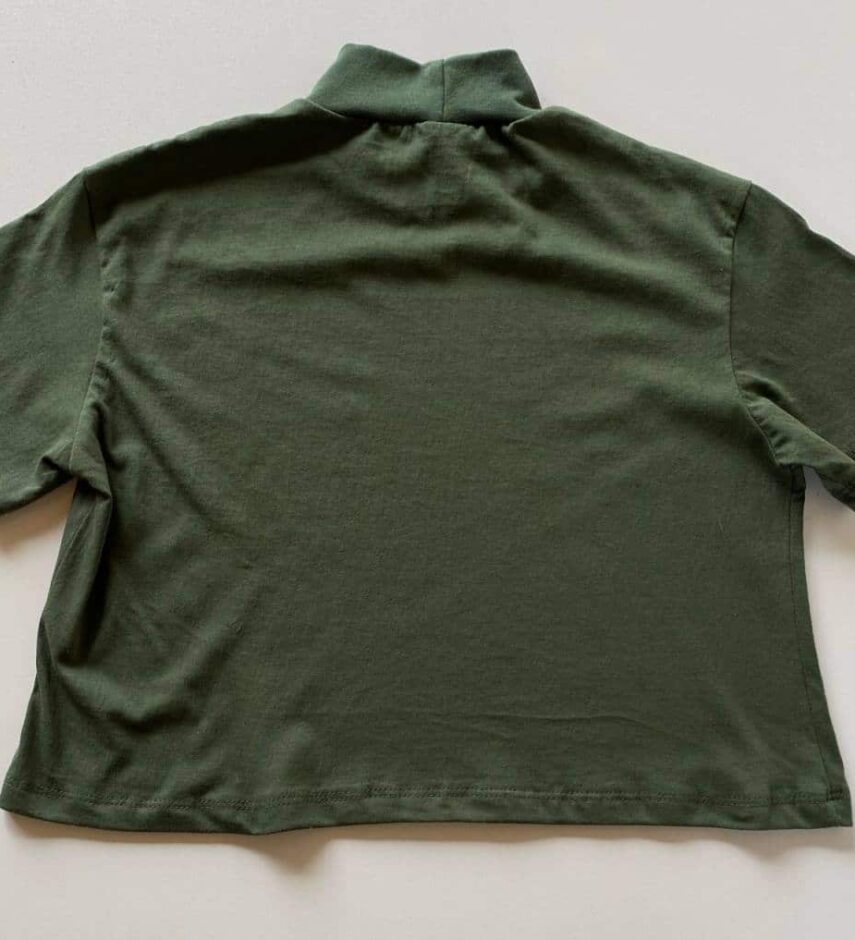 Cropped Verde Militar Gola Alta de Manga Curta - Fernanda Ramos Store