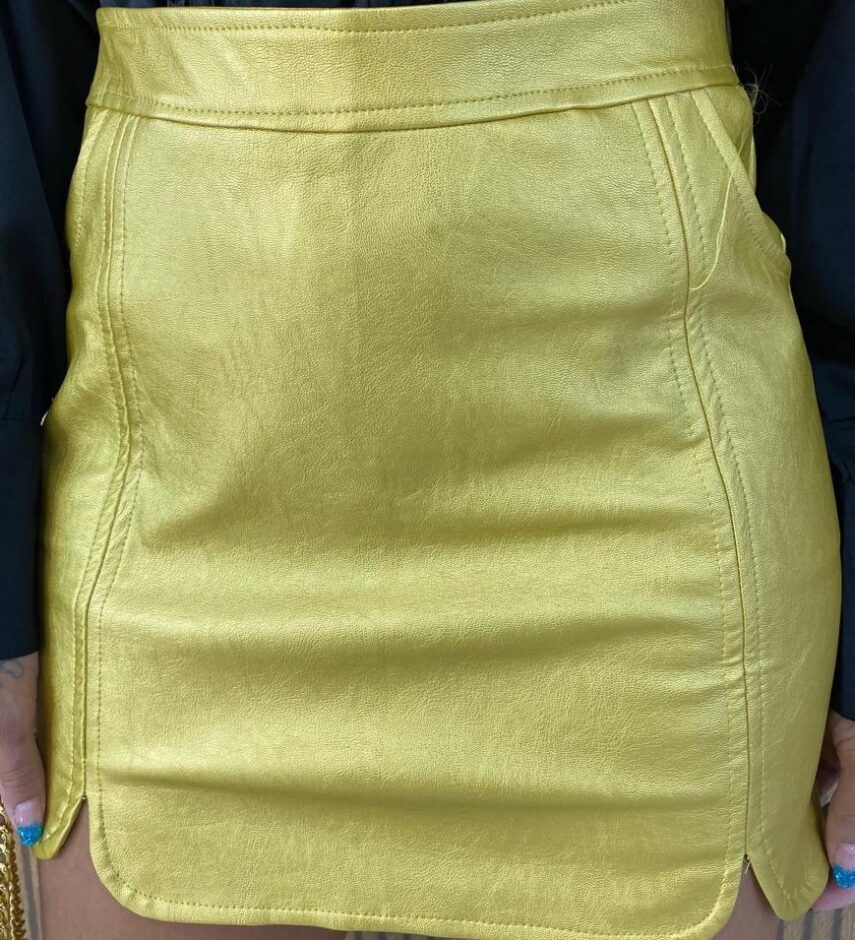 Saia Curta Clara Couro Eco com Bolsos Dourada - Fernanda Ramos Store